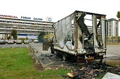 Zavargások miatt kiégett teherautó Aulnay-Sous-Boisban, 2005 novemberében
