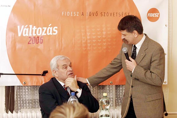 Kövér László, a Fidesz országos választmányának elnöke mutatta be tegnap Harrach Pétert Verõcemaroson, mint a Fidesz Pest megyei 1. számú választókerületének országgyûlési képviselõjelöltjét.