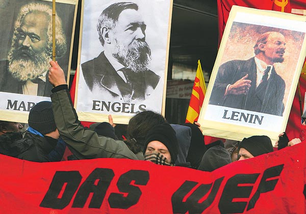 Ezerötszázan demonstráltak Svájcban szombaton a globalizáció ellen Marx, Engels és Lenin portréja alatt  