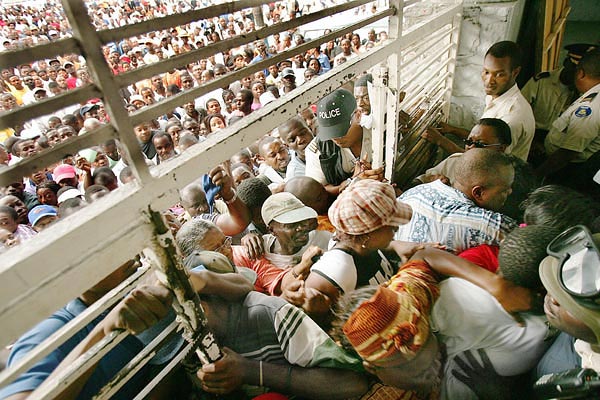 Szavazás egy port-au-prince-i iskolánál