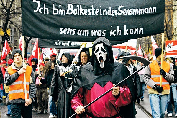 A szolgáltatások felszabadítása ellen tiltakozó német tüntetõk Berlinben   