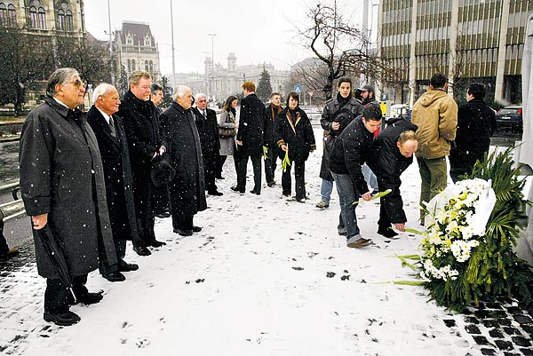 Kormánypárti képviselõk és Göncz Árpád volt államfõ a Kossuth téren emlékezett  