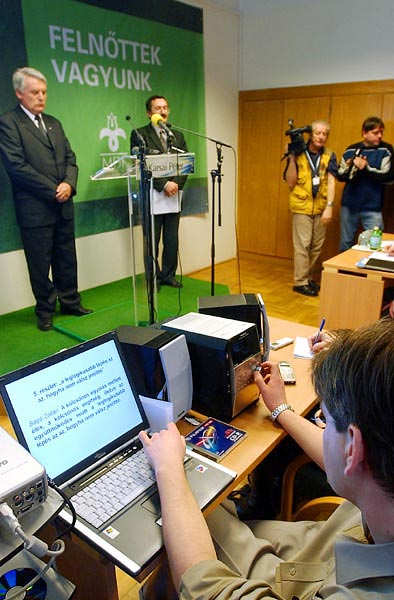 Az MDF sajtóértekezletén lejátszották a Fidesz képviselõjének zsarolási kísérletét bizonyító felvételt