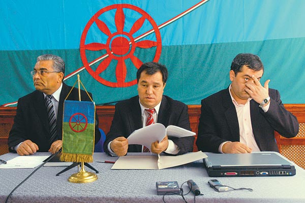 Balogh Gyula, Kolompár Orbán és Bogdán János a Roma Összefogás választmányának ülésén