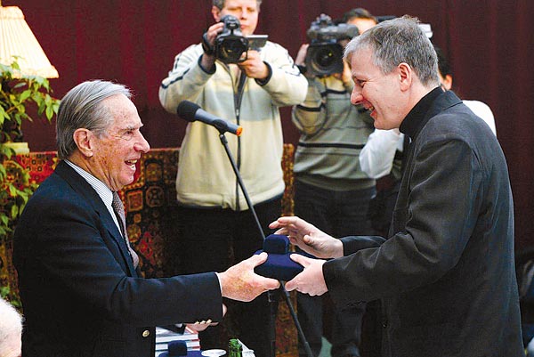 Teknõs Miklós (jobbra) átveszi a Pulitzer-díjat  