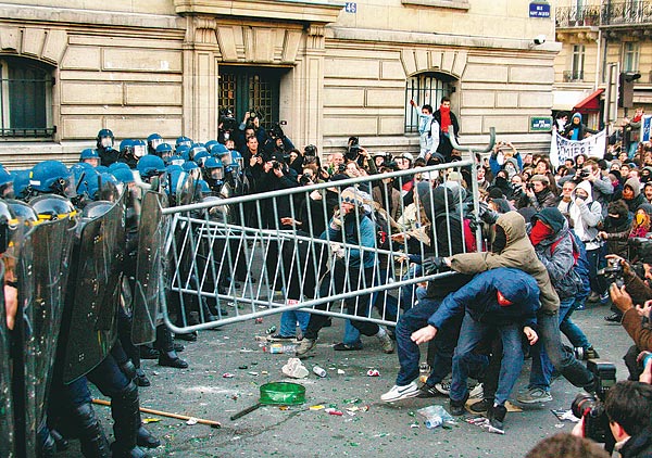 Csuklyás fiatalok és rendõrök csaptak össze a párizsi Latin negyedben kedden  