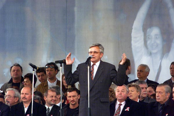 Duray Miklós a Fidesz 2002-es választási nagygyûlésén szónokol a Kossuth téren