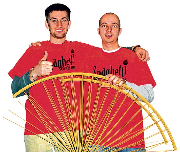 Miovácz Balázs (balra) és Varga Gyula Balázs  a világbajnokságig  ösztönös tésztás volt,  azóta már tudományos alapossággal foglalkozik a spagettihidakkal