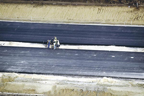 Aszfaltozás az épülõ M6-os autópályán. Jövõre már elektronikus