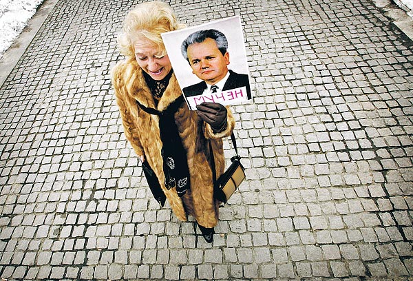 Mártír - olvasható a Milosevics-portré alatt, amelyet a volt jugoszláv elnök híve visz Belgrádban