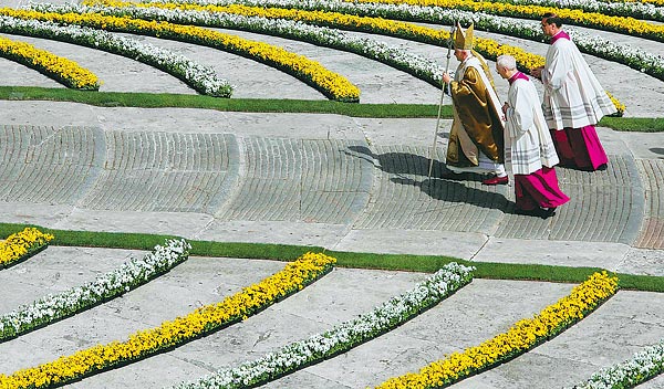 XVI. Benedek megérkezik a Szent Péter téren tartott húsvéti misére  