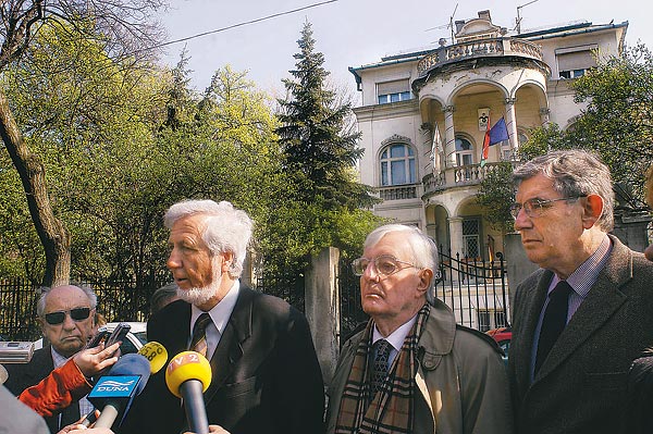 Antall József volt munkatársai - Szûcs Ervin, a Piarista Diákszövetség elnöke, Jeszenszky Géza volt külügyminiszter, Tar Pál, a néhai kormányfõ iskolatársa és Granasztói György történész, a Batthyány Lajos Alapítvány elnöke - az MDF-székház elõtt sür