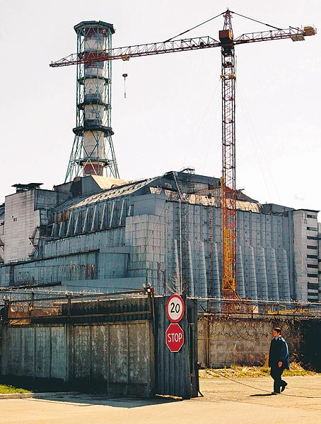 Magányos õr a csernobili betonszarkofág mellett