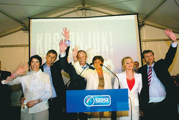 A Gyurcsány, a Kuncze és a Hiller házaspár - reformkorszakot ígértek a leendõ koalíciós partnerek   