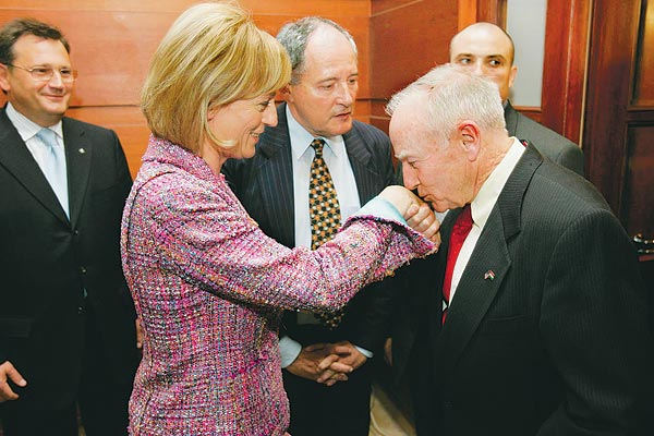 Dávid Ibolyának George H. Walker amerikai nagykövet gratulál a választások éjszakáján  