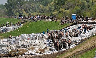 Közel 1100 katona vesz részt, civilekkel együtt, a Csépa és Szelevény határában lévõ Körös-gát védésében