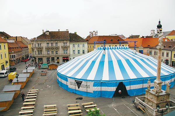 A Széchenyi téren felállított cirkuszi sátorban színházi elõadások, dzsesszkoncertek várják az érdeklõdõket