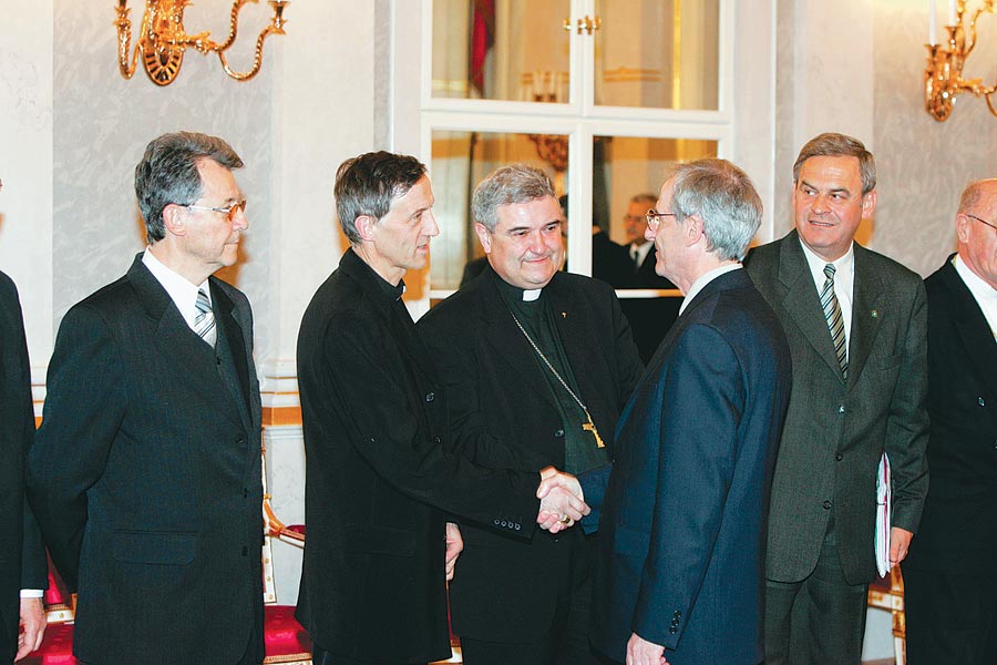 Az államfõ határon túli püspökökkel 2005. november 25-én  