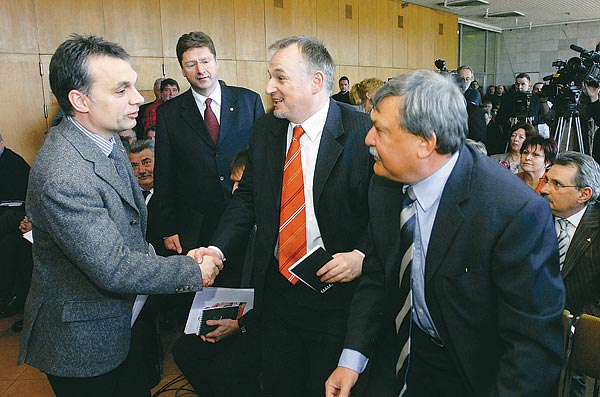 Orbán Viktor Fidesz-elnök kezet fog Hernádi Zsolt Mol-vezérrel az iparkamara keddi rendezvényén (jobbról Csányi Sándor, aki a Molnak is igazgatósági tagja). Itt még puha volt a párna  