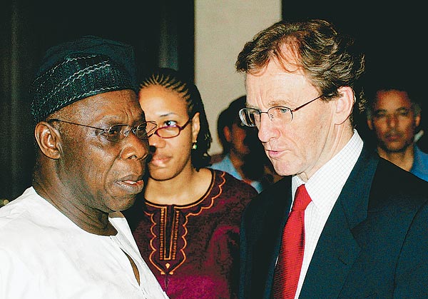 Obasanjo nigériai elnök és Hilary Benn brit államtitkár a darfuri béketárgyalásokon Abudjában  