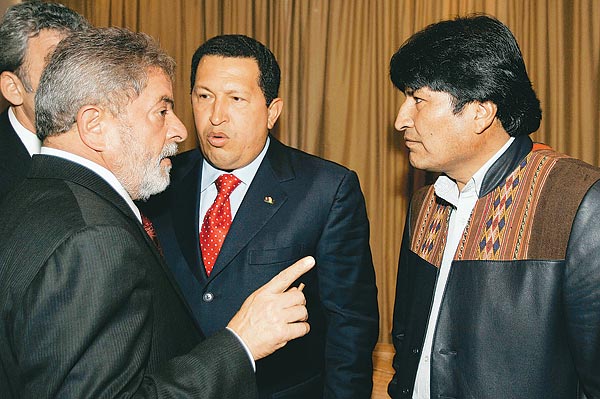 Lula da Silva brazil, Chávez venezuelai és Morales bolíviai elnök az argentínai találkozón  