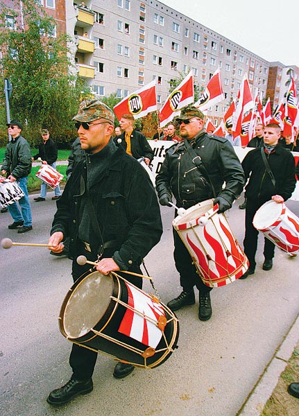 Szélsõjobboldaliak felvonulása Rostockban   