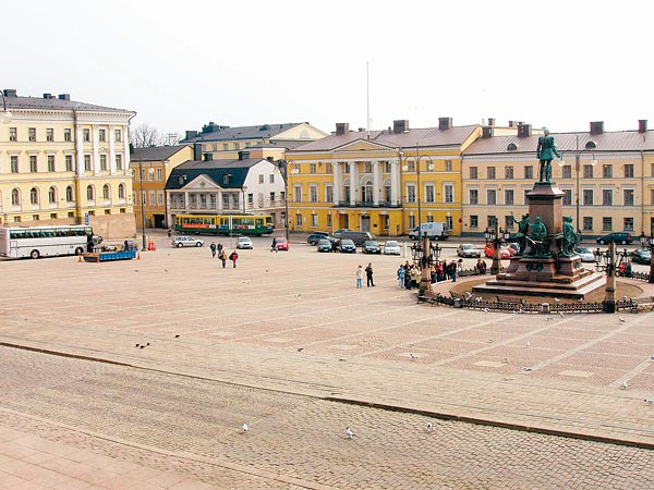 A Szenátus tér, közepén a cár szobrával  