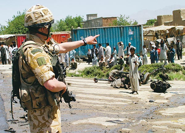 Brit katona biztosítja a terepet Kabulban egy pokolgépes támadás után, 2006. május  