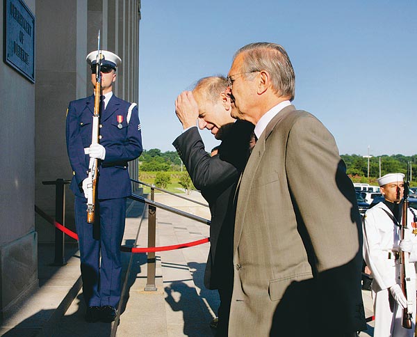 Donald Rumsfeld és Ehud Olmert a Pentagon elõtt  