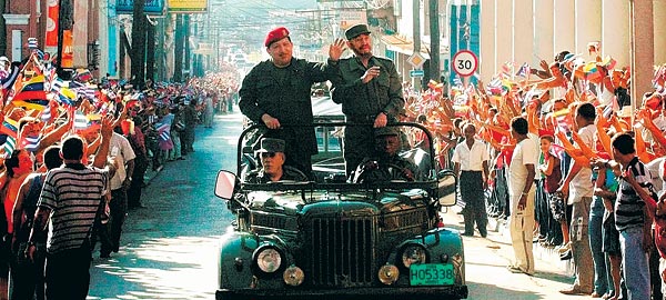 Egyenruhában hajtat végig Hugo Chávez és Fidel Castro Havanna utcáin