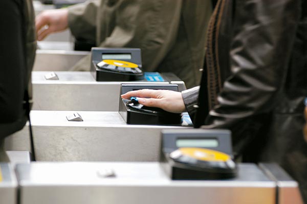 Jegykezelés a londoni metróban. Európa több nagyvárosában már mûködik hasonló csipkártyás rendszer