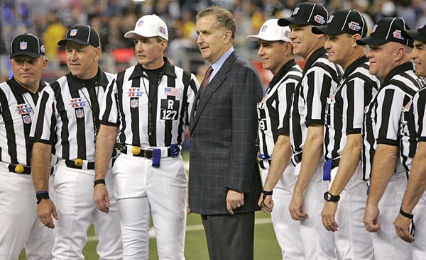 Paul Tagliabue (középen) itt még hivatalban - az idei Super Bowl XL-en Detroitban