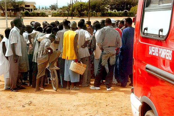 A Kanári-szigetekrõl visszafordított szenegáli menekültek