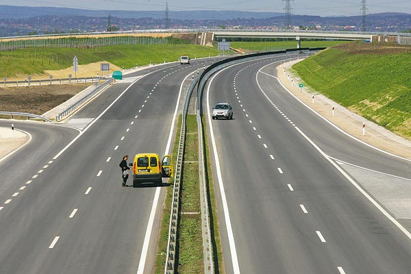 Vasárnap délután már bárki ráhajthat az M6-os elsõ szakaszára