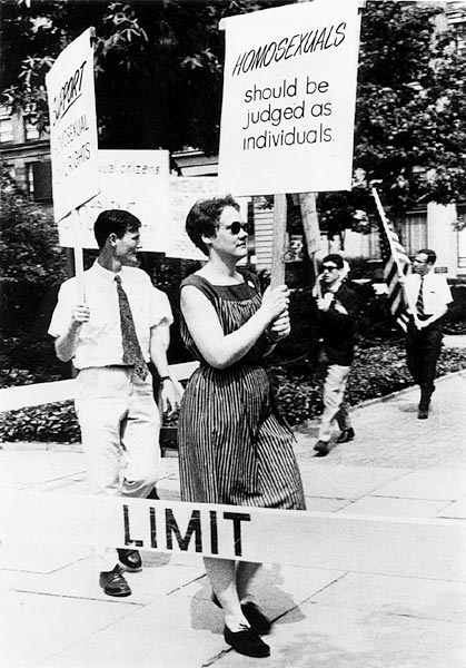 Az első szimpátia tüntetés a melegek mellett, Philadelphia, 1965. júl. 4., középen Barbara Gittings ős aktivista