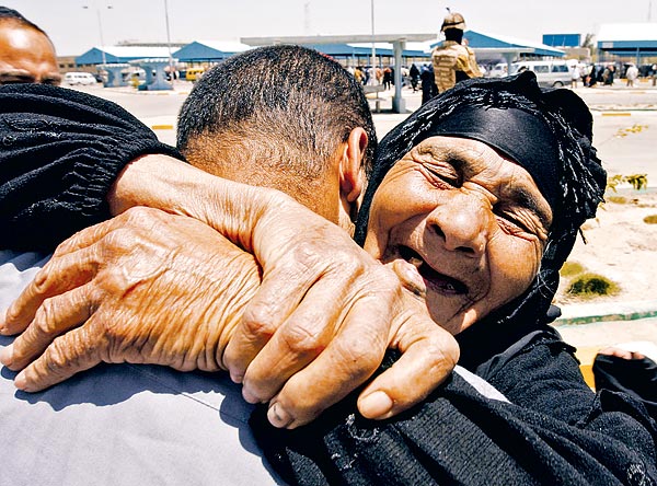 Egy elengedett iraki rabot köszönt tegnap az édesanyja Bagdadban  