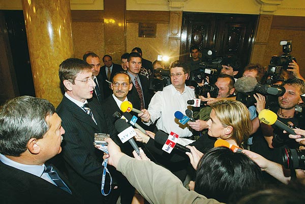 Csányi Sándor, Gyurcsány Ferenc és Erdei Tamás a 2004-es bankadó-egyeztetés után  