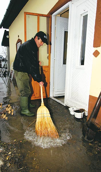 Egy hónapja még vízben álltak a házak Fegyverneken. A károkat késõbb enyhítik