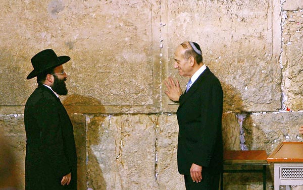 Smuel Rabinovics rabbi és Ehud Olmert ügyvezetõ miniszterelnök a Siratófalnál