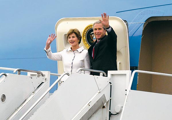 Ferihegyen az Air Force One: Laura Bush és George W. Bush