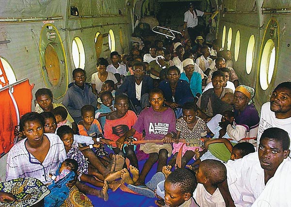 Angolai menekültek az ENSZ Világélelmezési Programjának repülõgépén