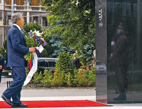 A terrorizmus elleni harcra gondolt Bush a Kossuth téren