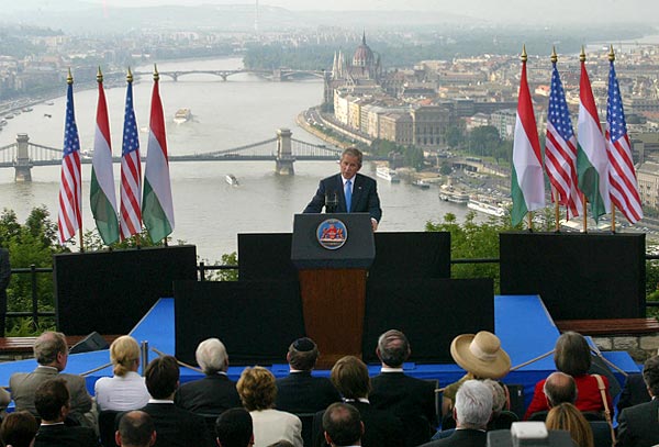 Elnöki beszéd gyönyörû panorámával