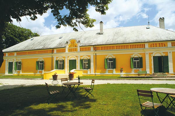A Szekszárdhoz közeli Szentgál-szõlõhegyen lévõ kastély a helyi borturizmus egyik központja   