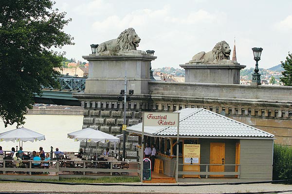 Zöld kunyhó, faszékek, különleges panoráma  