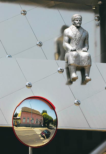 Lenin mint szobor a múzeum falán  