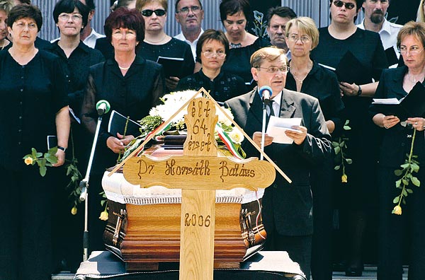 Lezsák Sándor, a Nemzeti Fórum elnöke is beszédet mondott a veszprémi Vámosi úti temetõben