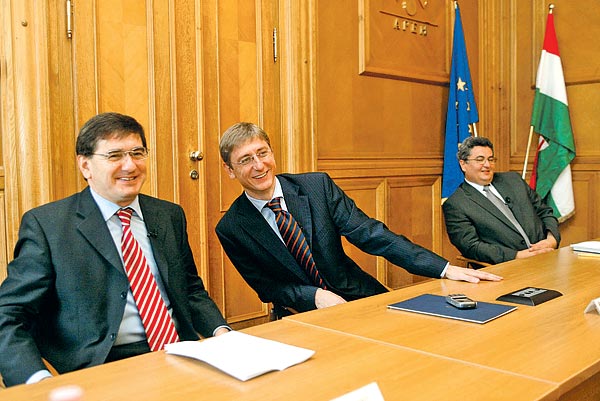 Veres János, Gyurcsány Ferenc és Szikora János két hete az APEH vezetõi értekezlete elõtti tájékoztatón - a miniszterelnök akkor még sikerekrõl beszélt