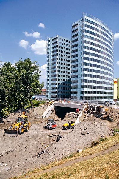 Nem tudni, hogy az irodaházakhoz kapcsolódó csomópont-átépítésre ki adott engedélyt