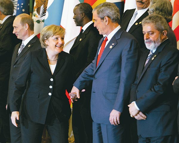 Lula brazil elnök (jobbról) közönyös szemlélõje a Merkel-Bush idillnek  